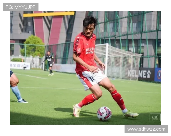 洲际杯精彩回顾：武汉羽毛球队默契配合展现团队实力与拼搏精神