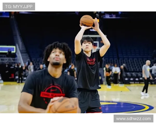 爵士强势迎战开拓者新赛季首秀两队年轻核心正面交锋争锋相对 爵士强势迎战开拓者新赛季首秀两队年轻核心正面交锋争锋相对